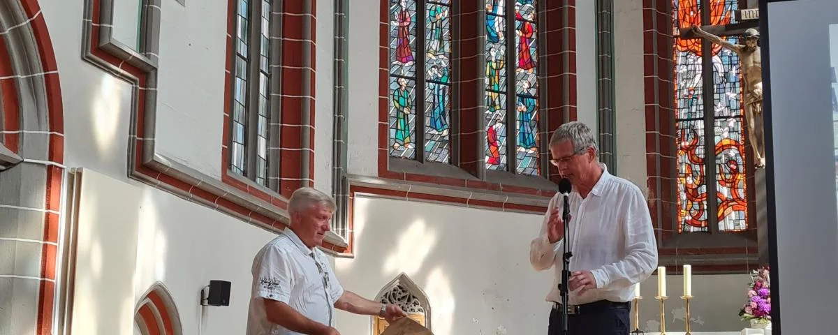 Meiningen Stadtkirche Peter Rosenzweig (links) und Pfarrer Tilman Krause bei der Übergabe der Zeichnungen in der Meininger Stadtkirche zum Tag des offenen Denkmals am 8. September 2024