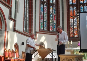 Meiningen Stadtkirche Peter Rosenzweig (links) und Pfarrer Tilman Krause bei der Übergabe der Zeichnungen in der Meininger Stadtkirche zum Tag des offenen Denkmals am 8. September 2024 | Foto: Foto Dana Scholz